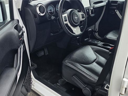 Used 2014 Jeep Wrangler Unlimited Sahara AWD/4WD image 13