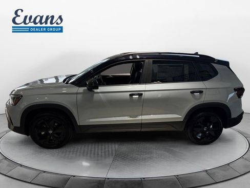 New 2026 Volkswagen Taos SE FWD image 2
