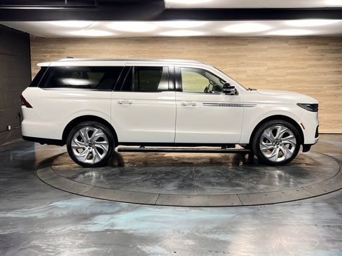 Used 2025 Lincoln Navigator L Reserve AWD/4WD image 29