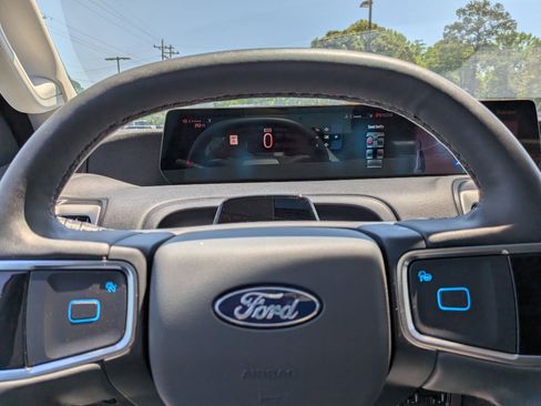Used 2025 Ford Expedition Active AWD/4WD image 12