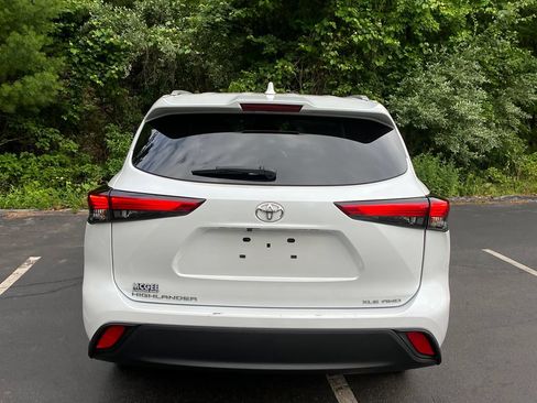 Used 2023 Toyota Highlander XLE AWD/4WD image 4