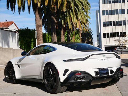Used 2025 Aston Martin V8 Vantage Coupe RWD image 2