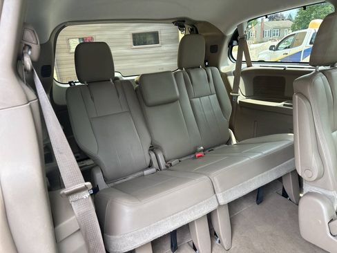 Used 2015 Chrysler Town & Country Touring-L w/ Driver Convenience Group FWD image 10