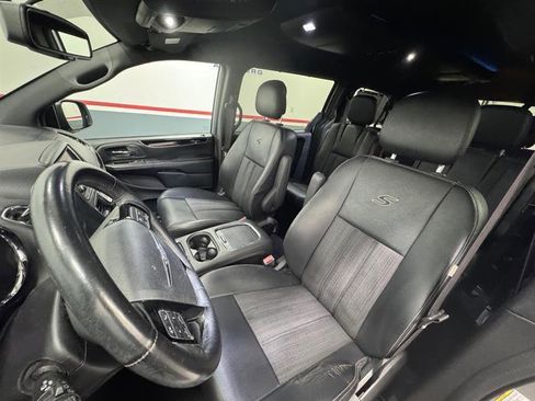 Used 2016 Chrysler Town & Country S w/ Driver Convenience Group FWD image 11