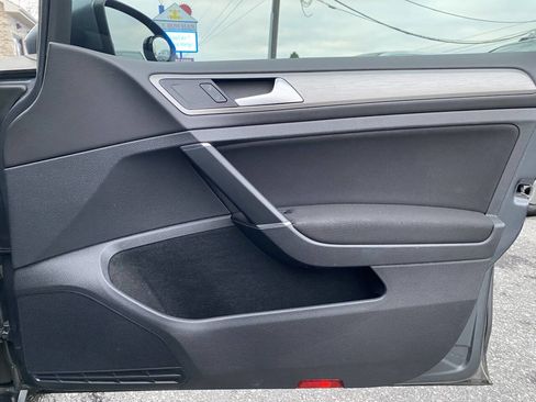 Used 2017 Volkswagen Golf S image 16