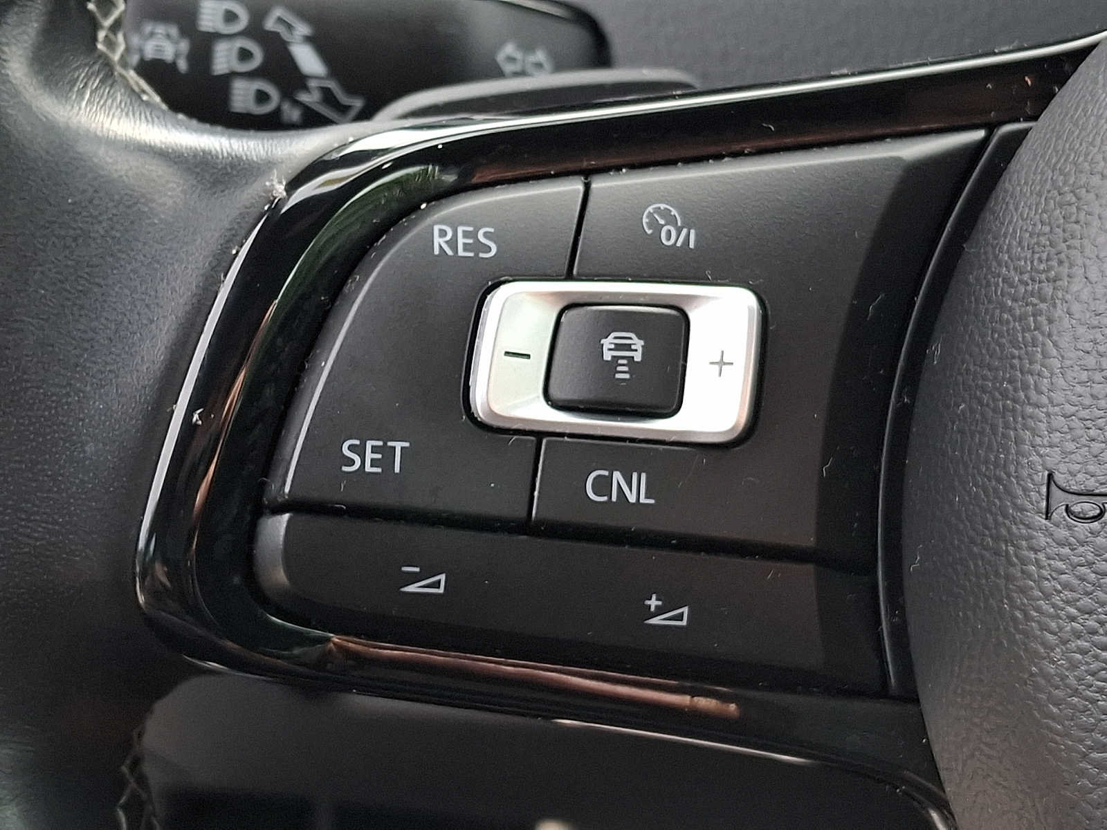 Used 2018 Volkswagen Golf R 4-Door AWD/4WD image 18