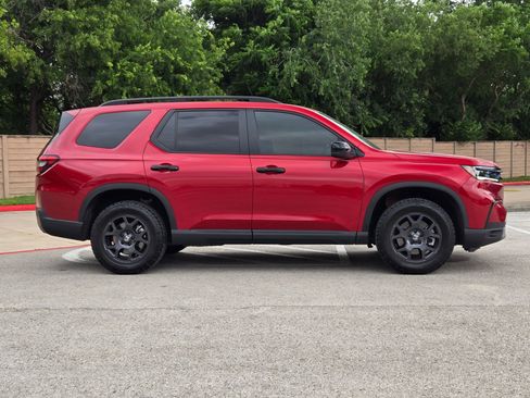 Used 2024 Honda Pilot TrailSport image 2