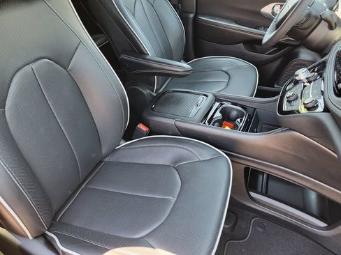 Used 2026 Chrysler Pacifica Limited FWD image 13