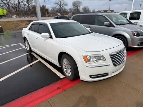 Used 2014 Chrysler 300 image 2