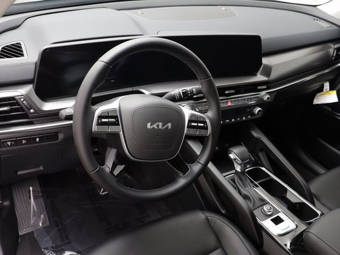 Used 2025 Kia Telluride LX image 6