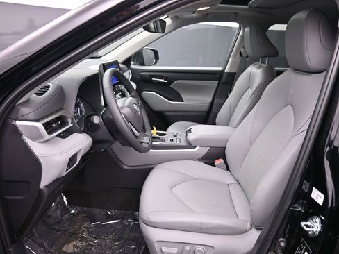 Used 2026 Toyota Highlander XLE image 19