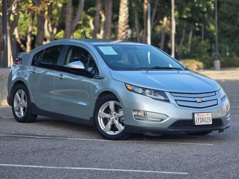 Used 2013 Chevrolet Volt FWD image 2