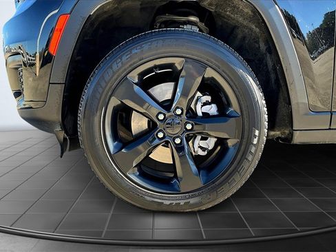 Used 2024 Jeep Grand Cherokee L Altitude image 9