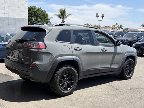 Used 2019 Jeep Cherokee Trailhawk w/ Comfort/Convenience Group AWD/4WD image 3