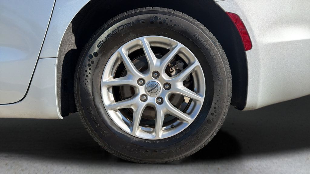 Used 2024 Chrysler Pacifica Touring-L FWD image 15