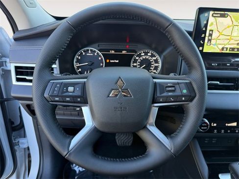 New 2025 Mitsubishi Outlander SE image 16