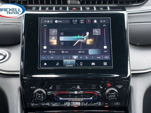 Used 2025 Jeep Grand Cherokee Laredo w/ Luxury Tech Group I RWD image 23