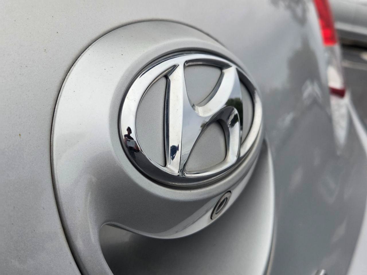 Used 2017 Hyundai Veloster Value Edition FWD image 8