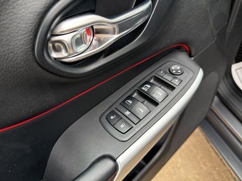 Used 2018 Jeep Cherokee Trailhawk w/ Cold Weather Group image 13