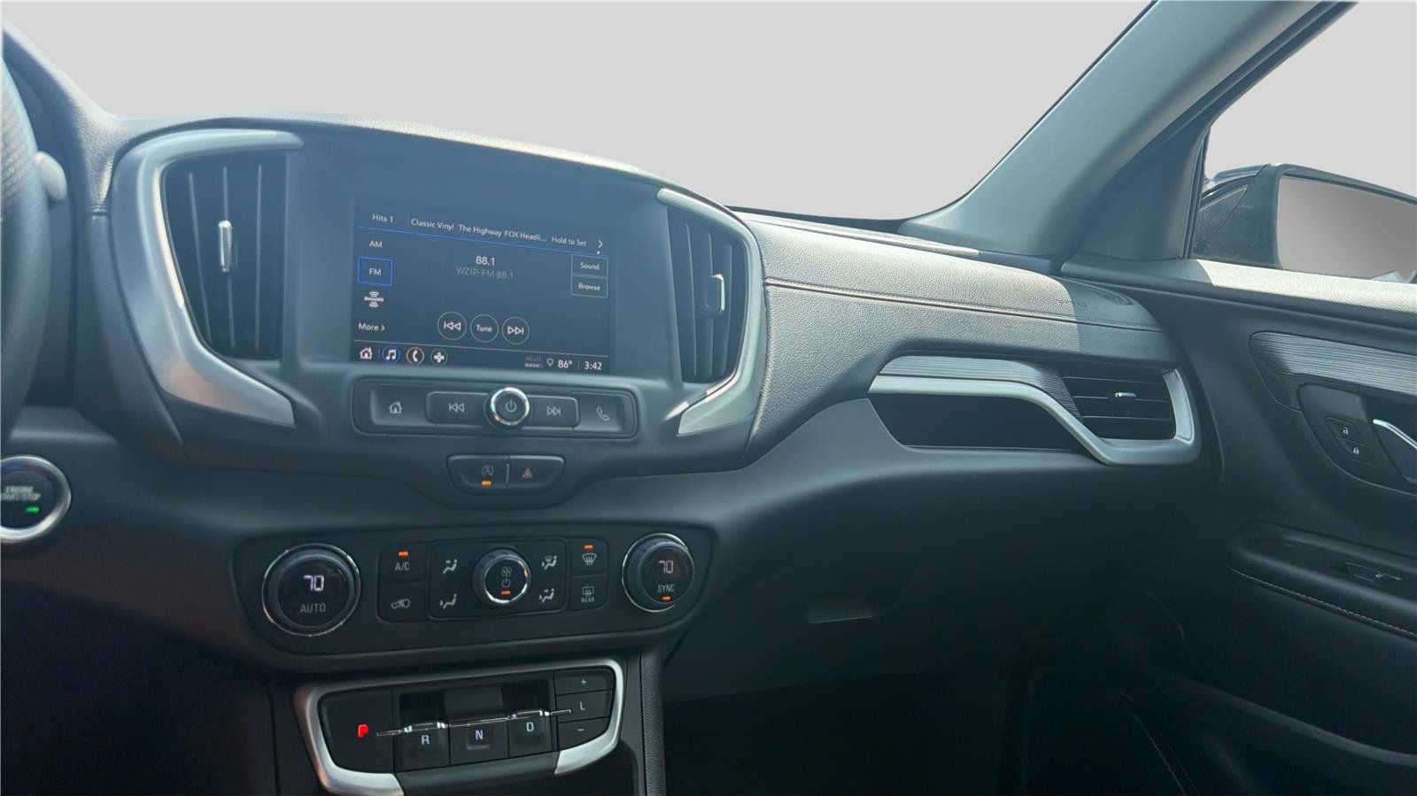 Used 2024 GMC Terrain SLE w/ Driver Convenience Package FWD image 11
