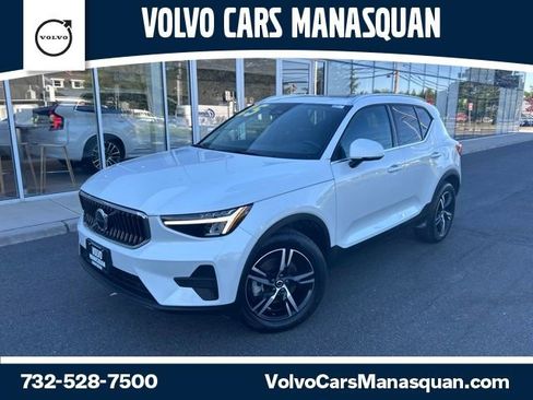 Used 2025 Volvo XC40 B5 Core AWD/4WD image 1