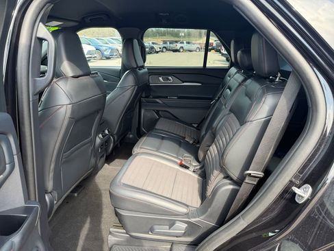 Used 2025 Ford Explorer ST-Line w/ ST-Line Street Pack image 31