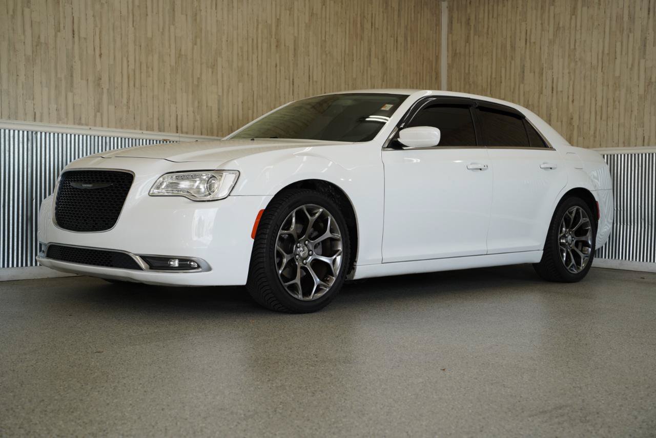 Used 2018 Chrysler 300 Touring L RWD image 4