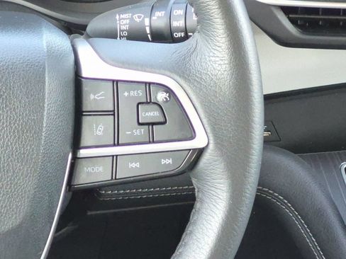 Used 2025 Toyota Sienna XLE FWD image 27