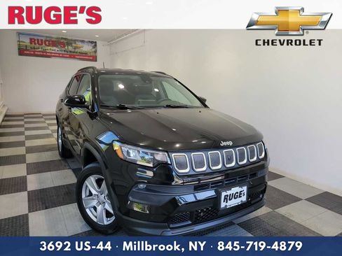 Used 2022 Jeep Compass Latitude w/ Convenience Group AWD/4WD image 1