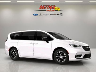 New 2026 Chrysler Pacifica Select