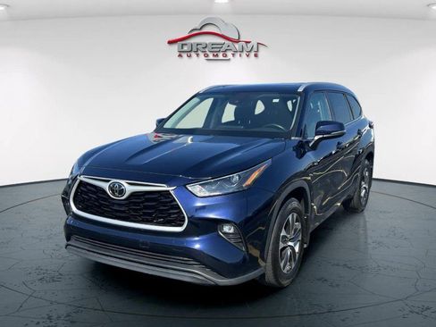 Used 2023 Toyota Highlander XLE AWD/4WD image 3