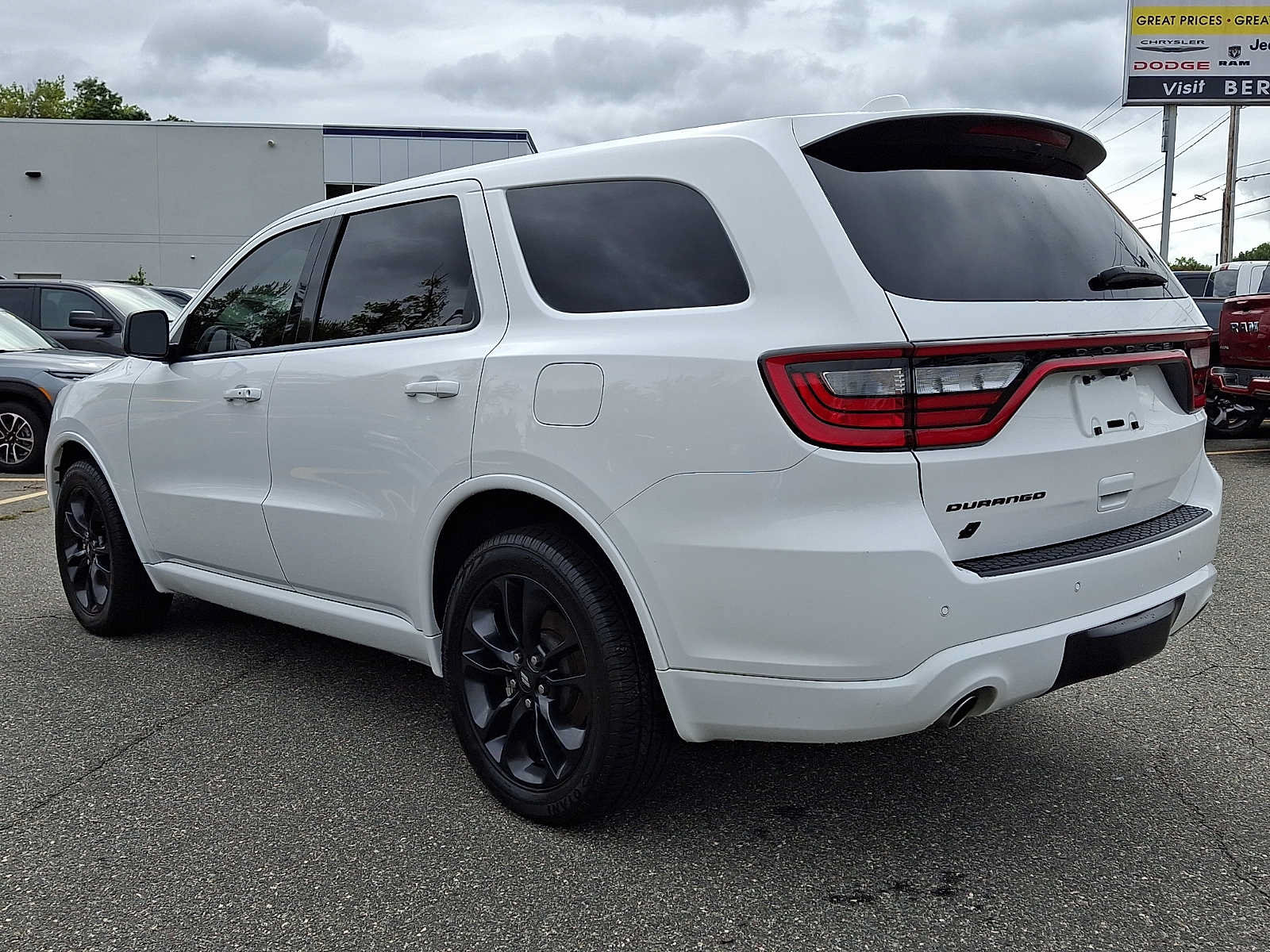 Used 2022 Dodge Durango SXT w/ Blacktop Package AWD/4WD image 4