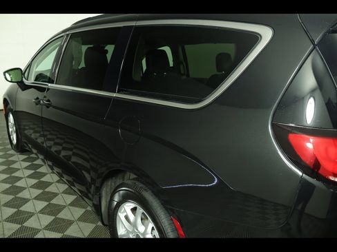 Used 2022 Chrysler Pacifica Touring-L image 15