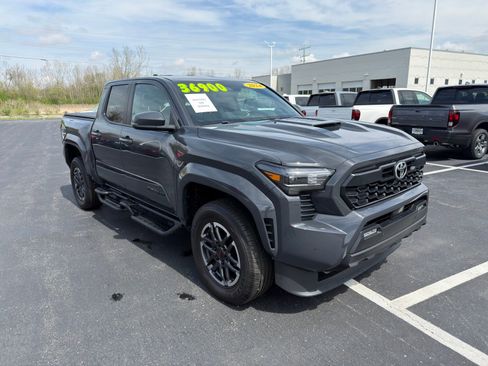 Used 2024 Toyota Tacoma TRD Sport w/ TRD Sport Upgrade Package image 9
