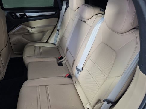 Used 2022 Porsche Cayenne Coupe image 15