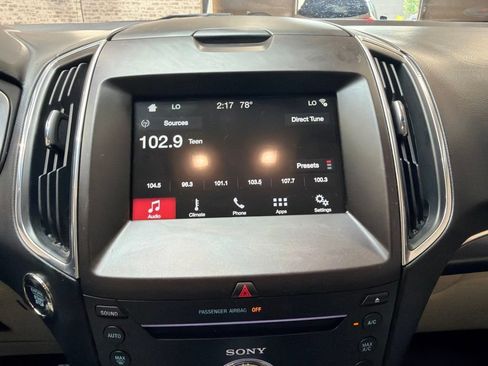 Used 2018 Ford Edge Titanium FWD image 19