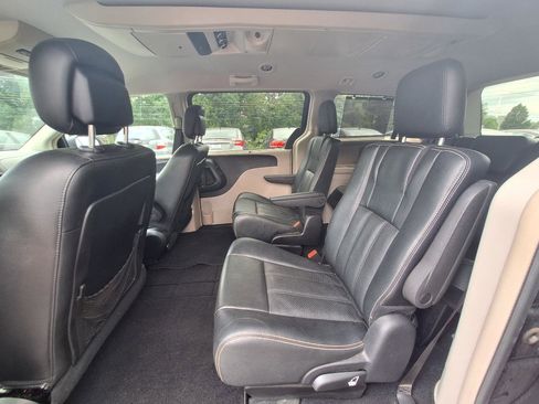 Used 2015 Chrysler Town & Country Touring-L w/ Driver Convenience Group FWD image 26