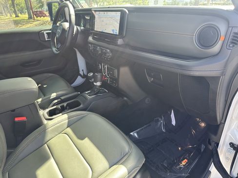 Used 2024 Jeep Gladiator Mojave image 39