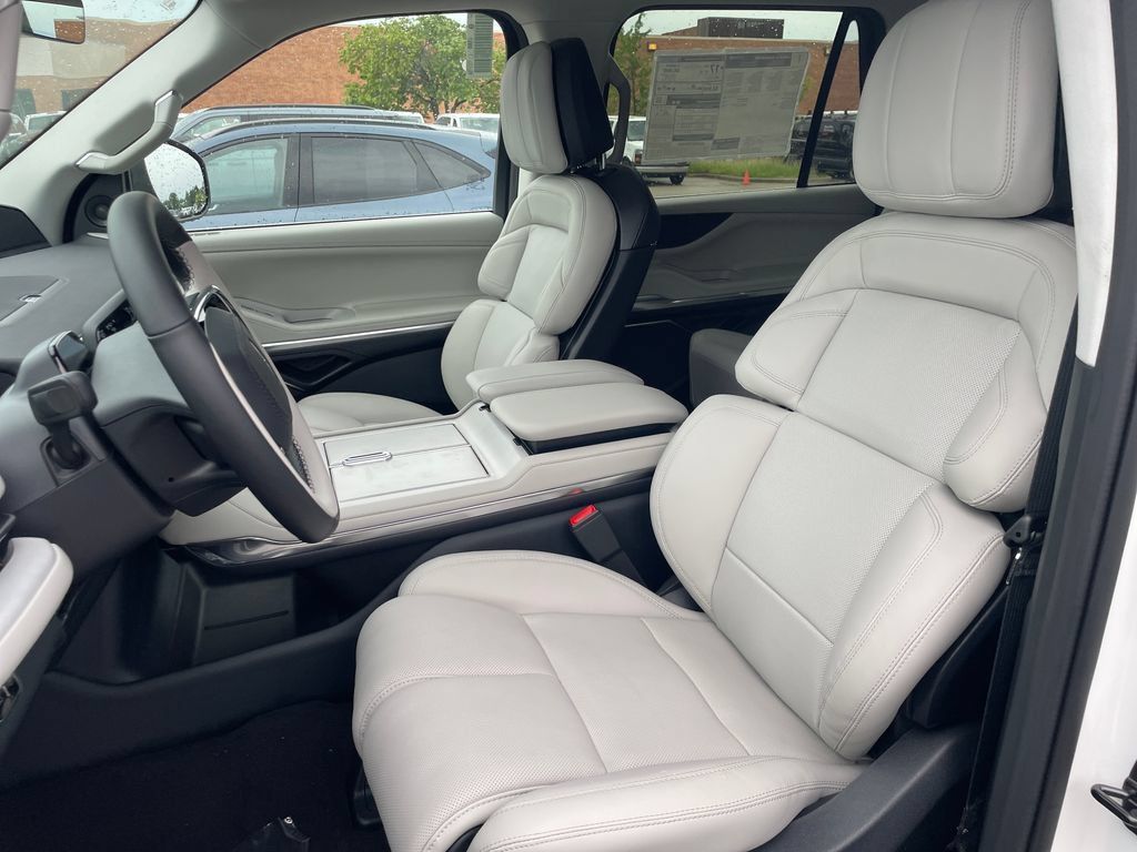 New 2026 Lincoln Navigator Premiere AWD/4WD image 8
