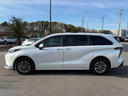 Used 2023 Toyota Sienna XLE image 2