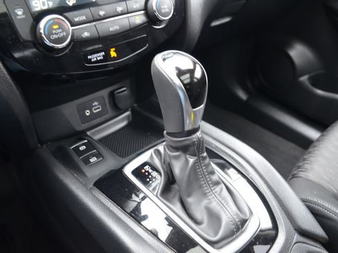 Used 2019 Nissan Rogue SV w/ Sun & Sound Touring Package image 12