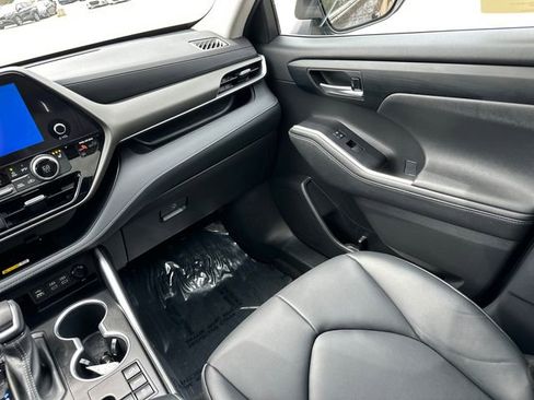 Used 2023 Toyota Highlander XLE AWD/4WD image 24