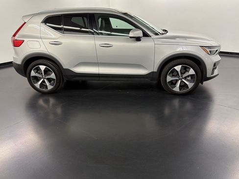 Used 2025 Volvo XC40 B5 Plus AWD/4WD image 8