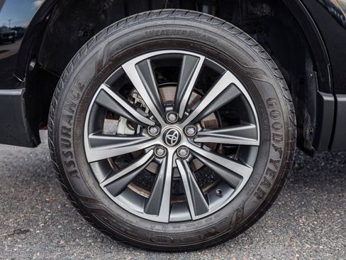 Used 2021 Toyota Venza LE image 7