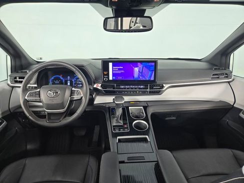 Used 2025 Toyota Sienna XSE FWD image 27