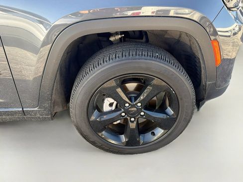 Used 2025 Jeep Grand Cherokee Altitude AWD/4WD image 10
