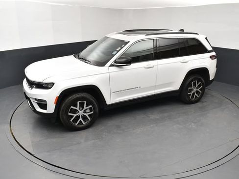Used 2024 Jeep Grand Cherokee Limited AWD/4WD image 15