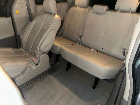 Used 2012 Toyota Sienna XLE image 11