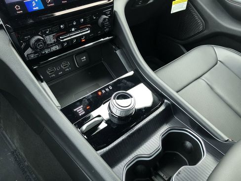 New 2025 Jeep Grand Cherokee Limited w/ Luxury Tech Group II image 19