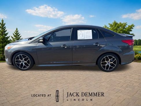Used 2016 Ford Focus SE w/ SE Sport Package FWD image 4